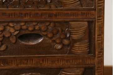 中古　美品　伝統工芸　軽井沢彫り　力強い桜の木の彫刻が目を引く小引き出し(小物収納、サイドチェスト、引き出し)(R-078047)