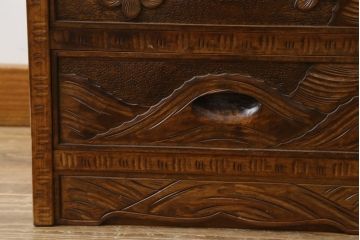 中古　美品　伝統工芸　軽井沢彫り　力強い桜の木の彫刻が目を引く小引き出し(小物収納、サイドチェスト、引き出し)(R-078047)