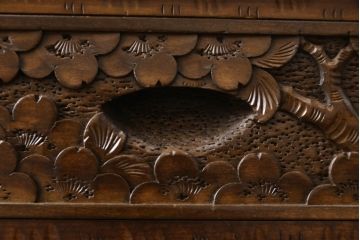 中古　美品　伝統工芸　軽井沢彫り　力強い桜の木の彫刻が目を引く小引き出し(小物収納、サイドチェスト、引き出し)(R-078047)