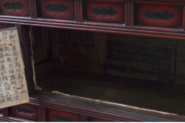 アジアンビンテージ　朱塗りの深い色合いが美しい李朝箪笥サイドボード(サイドキャビネット、リビングボード、李朝タンス、李朝家具、バンダチ、収納棚、戸棚、店舗什器、ヴィンテージ)(R-078048)