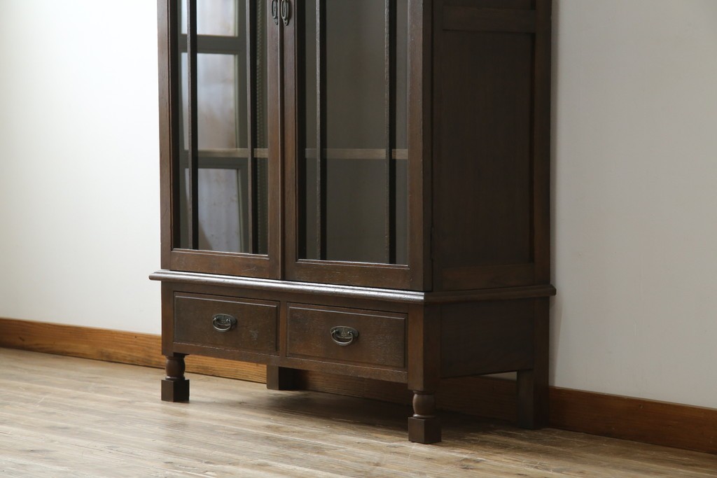 和製アンティーク　ナラ材　昔懐かしい雰囲気漂う脚付きブックケース　(R-078051)