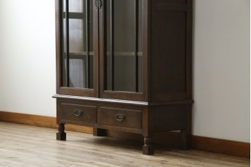 和製アンティーク　ナラ材　昔懐かしい雰囲気漂う脚付きブックケース　(R-078051)