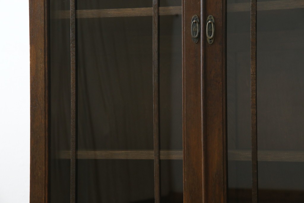 和製アンティーク　ナラ材　昔懐かしい雰囲気漂う脚付きブックケース　(R-078051)