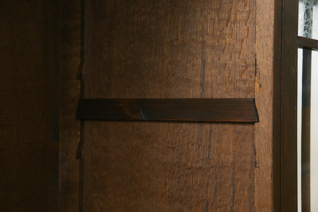 和製アンティーク　ナラ材　昔懐かしい雰囲気漂う脚付きブックケース　(R-078051)