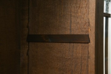 和製アンティーク　ナラ材　昔懐かしい雰囲気漂う脚付きブックケース　(R-078051)