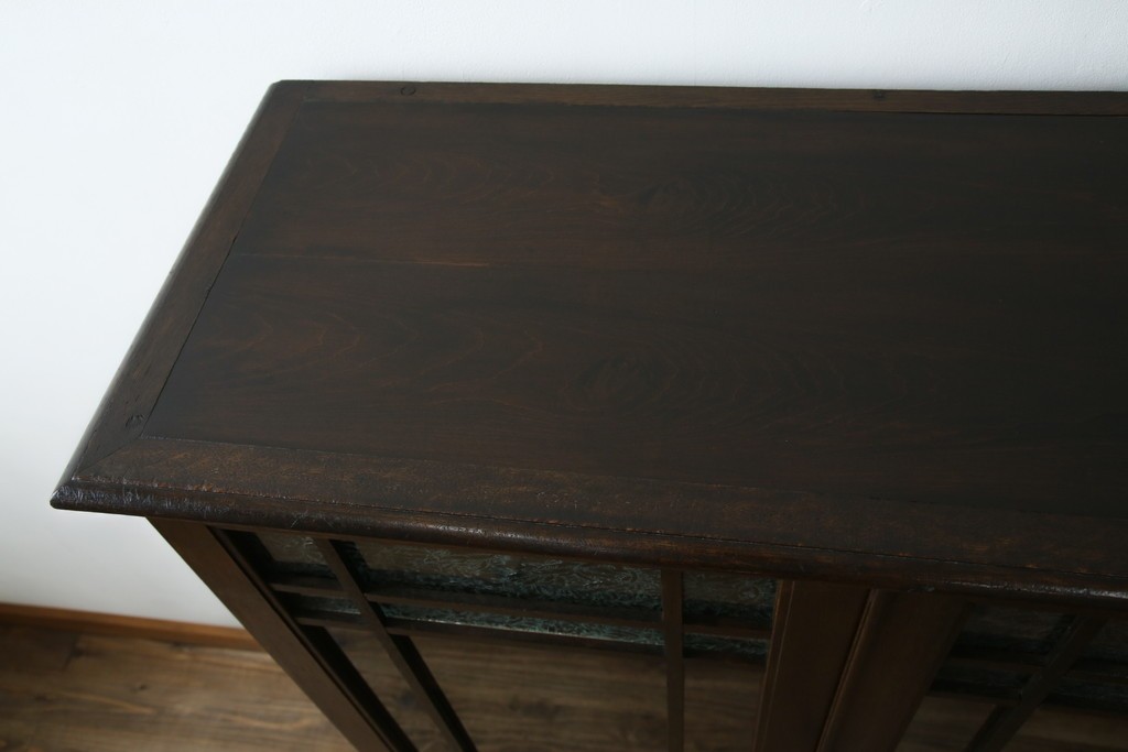 和製アンティーク　ナラ材　昔懐かしい雰囲気漂う脚付きブックケース　(R-078051)