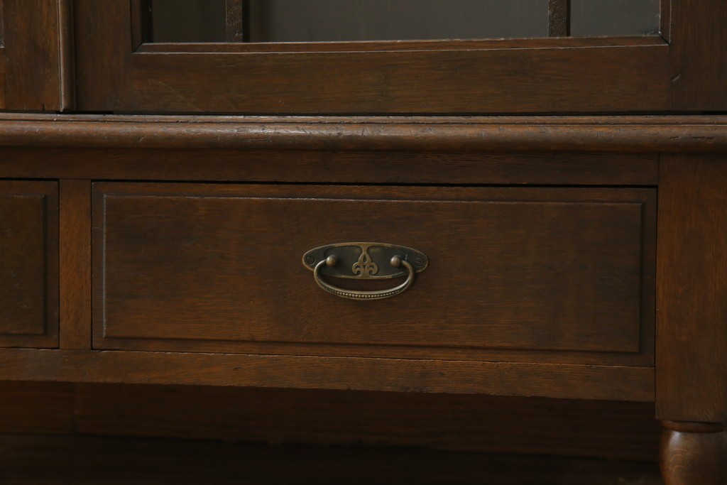 和製アンティーク　ナラ材　昔懐かしい雰囲気漂う脚付きブックケース　(R-078051)