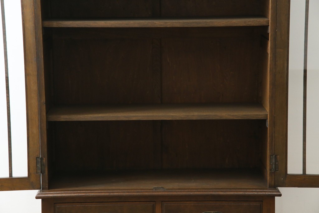 和製アンティーク　ナラ材　昔懐かしい雰囲気漂う脚付きブックケース　(R-078051)