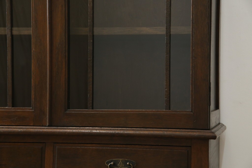 和製アンティーク　ナラ材　昔懐かしい雰囲気漂う脚付きブックケース　(R-078051)