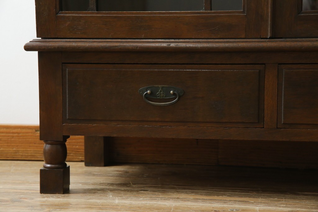 和製アンティーク　ナラ材　昔懐かしい雰囲気漂う脚付きブックケース　(R-078051)