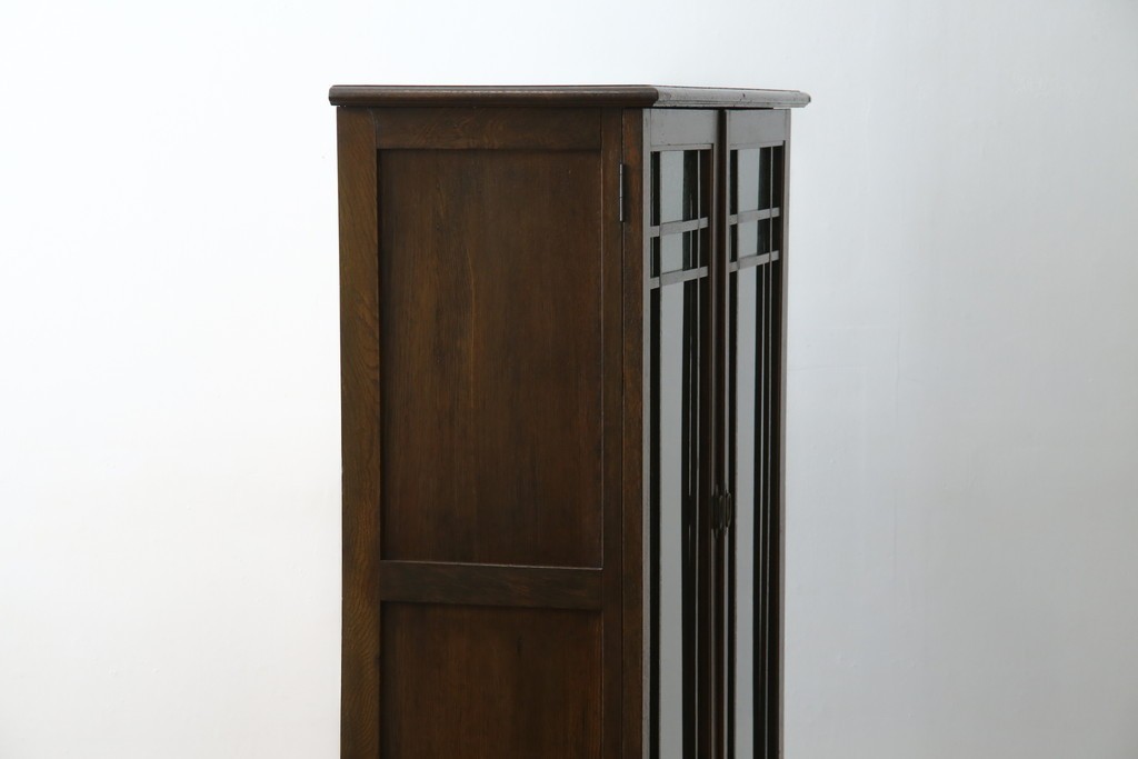 和製アンティーク　ナラ材　昔懐かしい雰囲気漂う脚付きブックケース　(R-078051)