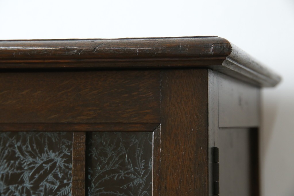 和製アンティーク　ナラ材　昔懐かしい雰囲気漂う脚付きブックケース　(R-078051)