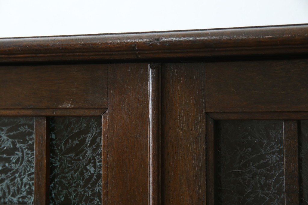 和製アンティーク　ナラ材　昔懐かしい雰囲気漂う脚付きブックケース　(R-078051)