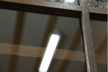 和製アンティーク　ナラ材　昔懐かしい雰囲気漂う脚付きブックケース　(R-078051)