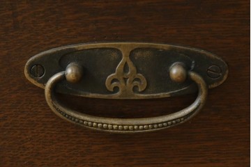 和製アンティーク　ナラ材　昔懐かしい雰囲気漂う脚付きブックケース　(R-078051)