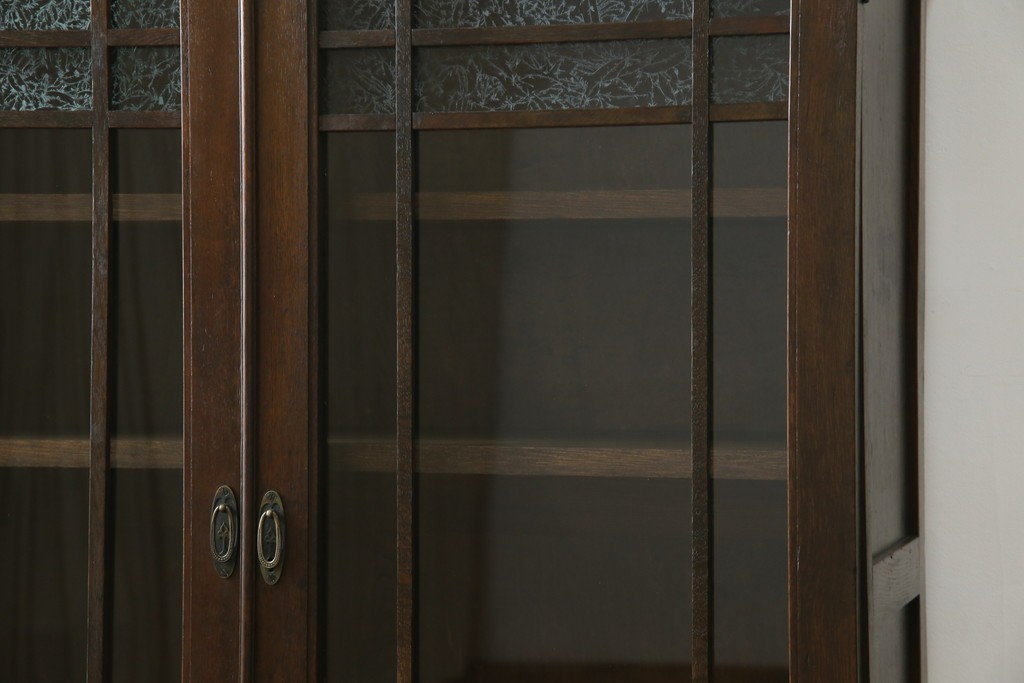 和製アンティーク　ナラ材　昔懐かしい雰囲気漂う脚付きブックケース　(R-078051)