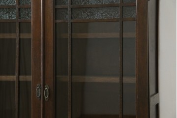 和製アンティーク　ナラ材　昔懐かしい雰囲気漂う脚付きブックケース　(R-078051)