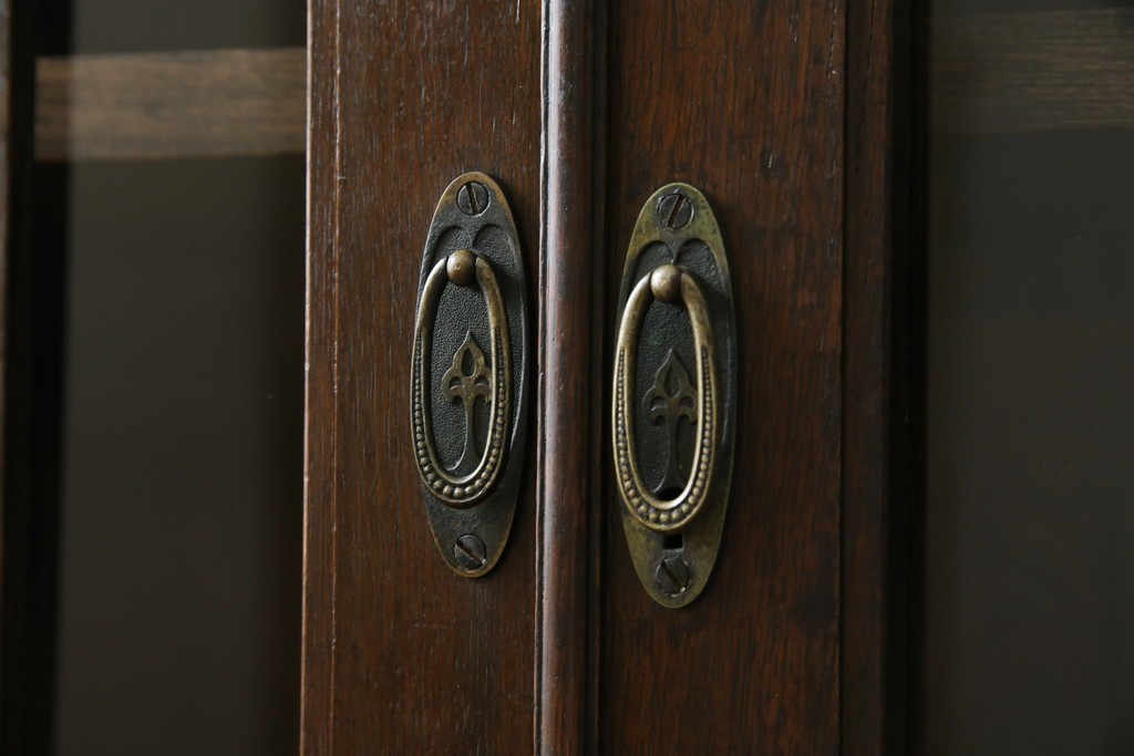 和製アンティーク　ナラ材　昔懐かしい雰囲気漂う脚付きブックケース　(R-078051)