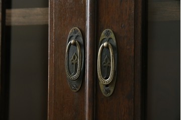 和製アンティーク　ナラ材　昔懐かしい雰囲気漂う脚付きブックケース　(R-078051)