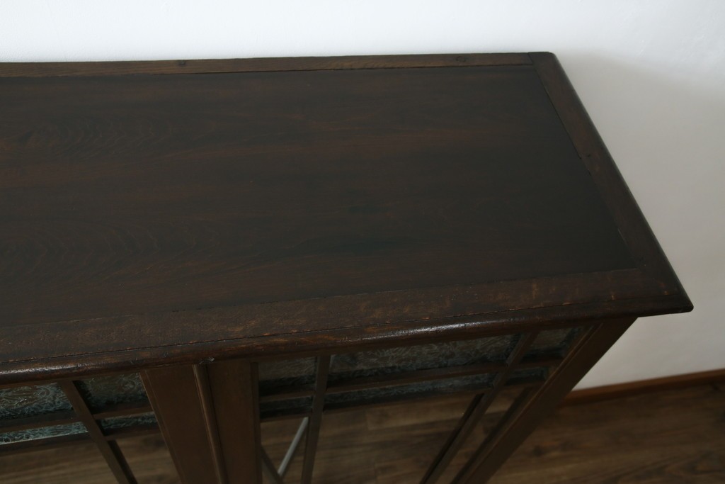 和製アンティーク　ナラ材　昔懐かしい雰囲気漂う脚付きブックケース　(R-078051)