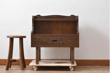 中古　軽井沢彫り　桜の彫りが目を惹く小振りなサイドキャビネット　(R-078055)