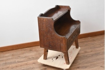 中古　軽井沢彫り　桜の彫りが目を惹く小振りなサイドキャビネット　(R-078055)