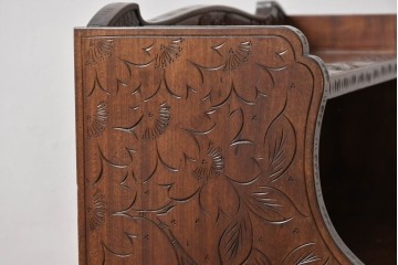 中古　軽井沢彫り　桜の彫りが目を惹く小振りなサイドキャビネット　(R-078055)