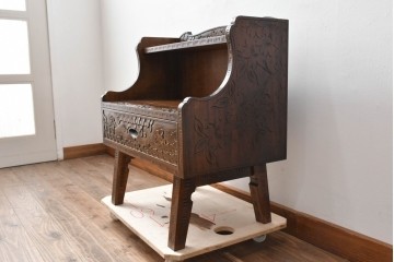 中古　軽井沢彫り　桜の彫りが目を惹く小振りなサイドキャビネット　(R-078055)