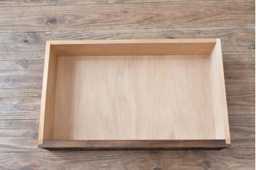 中古　軽井沢彫り　桜の彫りが目を惹く小振りなサイドキャビネット　(R-078055)