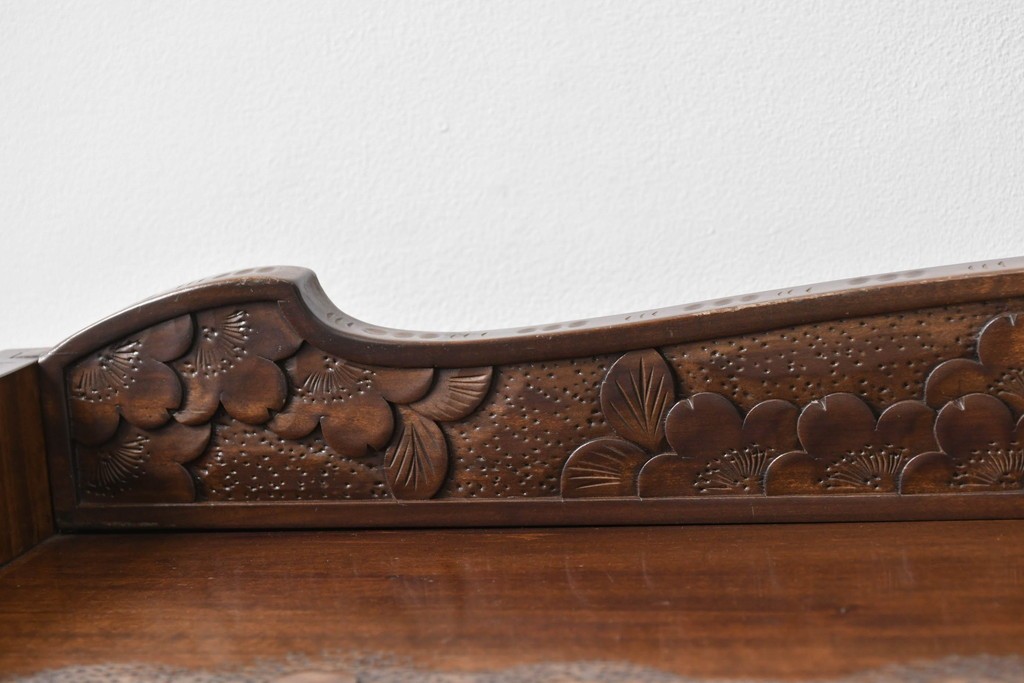 中古　軽井沢彫り　桜の彫りが目を惹く小振りなサイドキャビネット　(R-078055)
