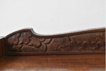 中古　軽井沢彫り　桜の彫りが目を惹く小振りなサイドキャビネット　(R-078055)