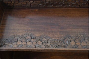 中古　軽井沢彫り　桜の彫りが目を惹く小振りなサイドキャビネット　(R-078055)