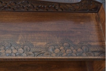 中古　軽井沢彫り　桜の彫りが目を惹く小振りなサイドキャビネット　(R-078055)