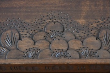 中古　軽井沢彫り　桜の彫りが目を惹く小振りなサイドキャビネット　(R-078055)