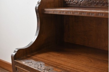 中古　軽井沢彫り　桜の彫りが目を惹く小振りなサイドキャビネット　(R-078055)