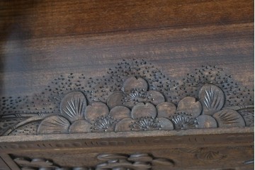 中古　軽井沢彫り　桜の彫りが目を惹く小振りなサイドキャビネット　(R-078055)