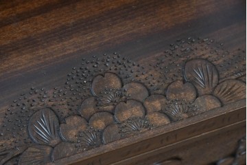 中古　軽井沢彫り　桜の彫りが目を惹く小振りなサイドキャビネット　(R-078055)