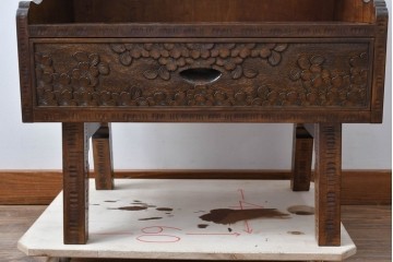 中古　軽井沢彫り　桜の彫りが目を惹く小振りなサイドキャビネット　(R-078055)