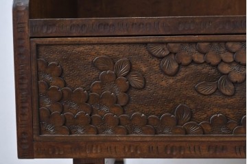 中古　軽井沢彫り　桜の彫りが目を惹く小振りなサイドキャビネット　(R-078055)