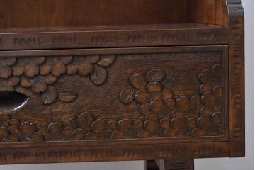 中古　軽井沢彫り　桜の彫りが目を惹く小振りなサイドキャビネット　(R-078055)