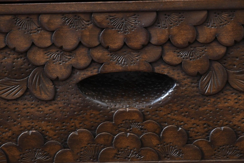 中古　軽井沢彫り　桜の彫りが目を惹く小振りなサイドキャビネット　(R-078055)