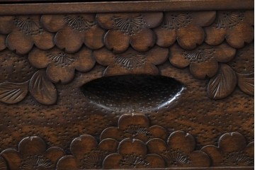 中古　軽井沢彫り　桜の彫りが目を惹く小振りなサイドキャビネット　(R-078055)