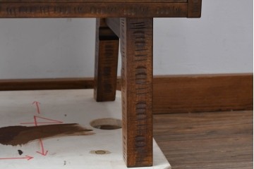 中古　軽井沢彫り　桜の彫りが目を惹く小振りなサイドキャビネット　(R-078055)