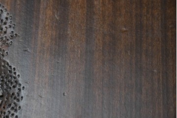中古　軽井沢彫り　桜の彫りが目を惹く小振りなサイドキャビネット　(R-078055)