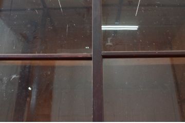 和製アンティーク　レトロなゆらゆらガラスが味わい深い漆塗りの重ねガラス戸棚(収納棚、キャビネット、水屋箪笥、食器棚)(R-078056)