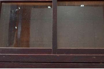 和製アンティーク　レトロなゆらゆらガラスが味わい深い漆塗りのサイドボード(収納棚、サイドキャビネット、食器棚、飾り棚、ガラス戸棚)(R-078057)