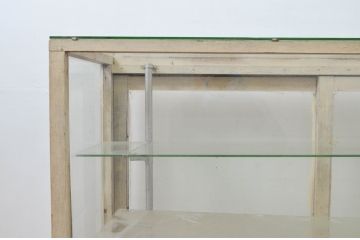 和製アンティーク　ペイント仕上げ限定　懐かしさ漂うレトロな佇まいが魅力的なGケース(キャビネット、ガラスケース、コレクションケース、ディスプレイケース、ショーケース、飾り棚、陳列棚、戸棚、収納棚、店舗什器)(R-078064)