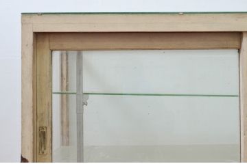 和製アンティーク　ペイント仕上げ限定　懐かしさ漂うレトロな佇まいが魅力的なGケース(キャビネット、ガラスケース、コレクションケース、ディスプレイケース、ショーケース、飾り棚、陳列棚、戸棚、収納棚、店舗什器)(R-078064)