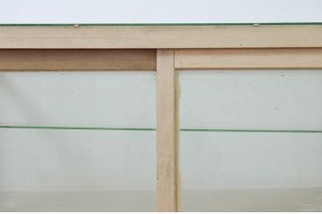和製アンティーク　ペイント仕上げ限定　懐かしさ漂うレトロな佇まいが魅力的なGケース(キャビネット、ガラスケース、コレクションケース、ディスプレイケース、ショーケース、飾り棚、陳列棚、戸棚、収納棚、店舗什器)(R-078064)