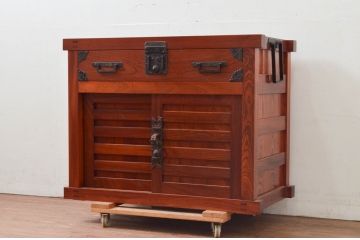 和製ビンテージ　美品!!　特注品　工芸家具　総欅(ケヤキ)材　手打ち金具の味を感じられる漆塗りの越後帳場箪笥(銭戸棚、収納箪笥、収納棚、整理タンス、船箪笥、舟箪笥、帳箱)(定価約180万円)(R-078066)